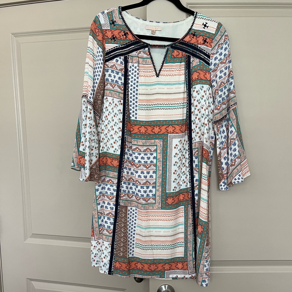 Super pretty and light summer dress! Size Medium fits like a Small. Bell sleeves